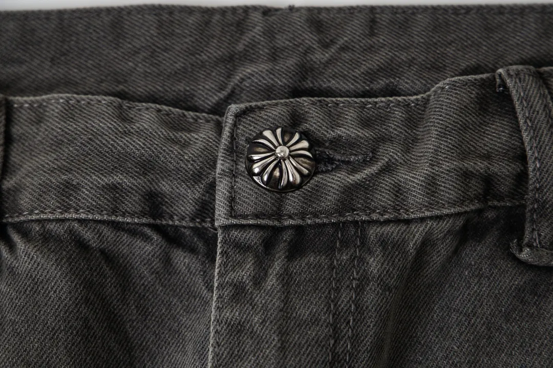 P270 model number Y844 Chrome hearts & Chrome hearts 2025 new heavy industry black and purple cross leather couple's washed jeans. Styles with different washed textures are very friendly to people with thin legs and thick legs. The straight version is very flattering to the leg shape. The moderate length is timeless and easy to match. It is the basis of various styles and a must-have in the wardrobe! The fabric is stiff but also makes the upper body soft without losing texture. The washing process is even more perfect. It is a must-have item for everyone! ! ! Washed wheat, hang tag, pants label, three labels complete Size: s-xl Color: gray